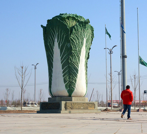 山東聊城現巨型“大白菜”雕塑