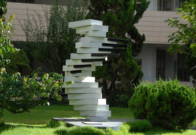 文化精神的傳遞者是什么？是校園雕塑