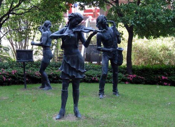 個(gè)性動(dòng)感玻璃鋼雕塑用什么讓人們?yōu)橹偪? width="200" height="219" border=