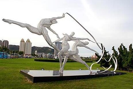 不銹鋼雕塑的優(yōu)點(diǎn)及維護注意事項