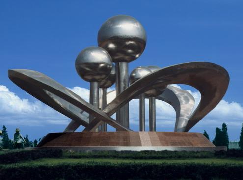 為何要擺放不銹鋼雕塑，有什么意義嗎