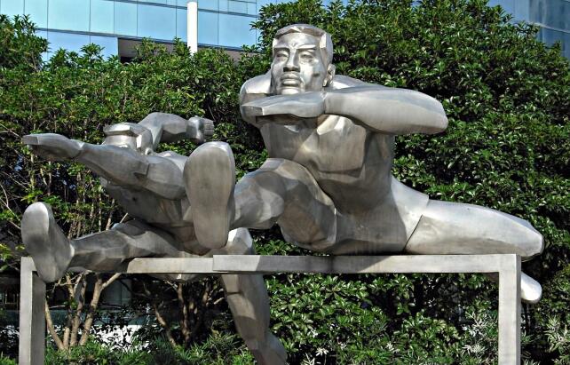 人物形狀的不銹鋼雕塑如何進(jìn)行保養