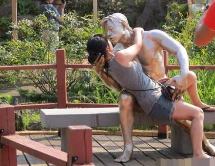 “惡搞”街頭雕塑的人，太有才了