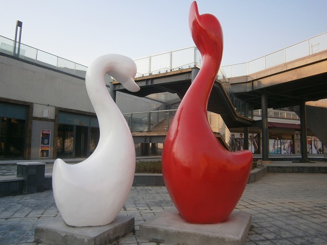 玻璃鋼作為商場(chǎng)會(huì )所中扮演的重要角色