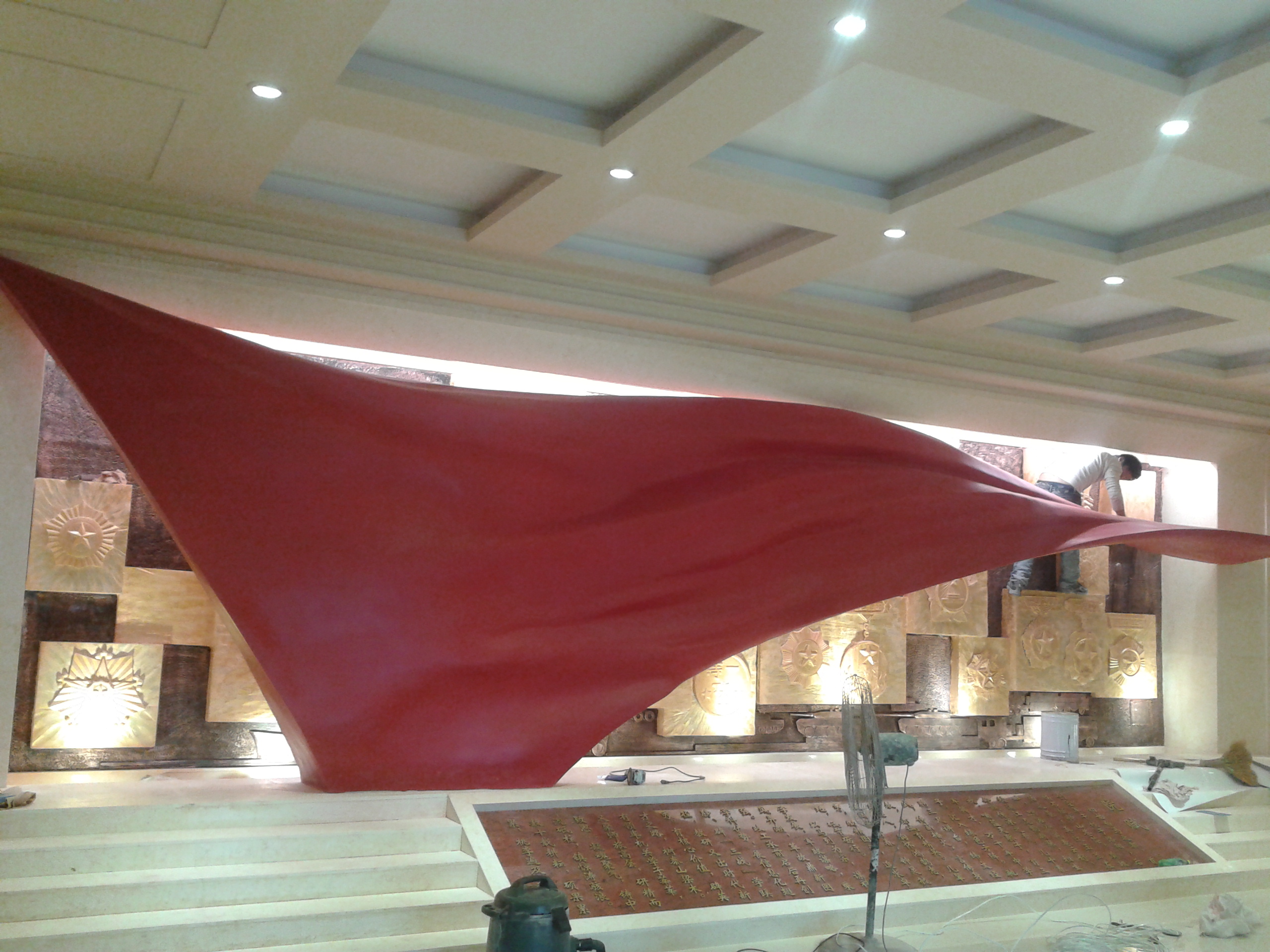 空軍政治學(xué)院榮譽(yù)館的紅旗玻璃鋼雕塑