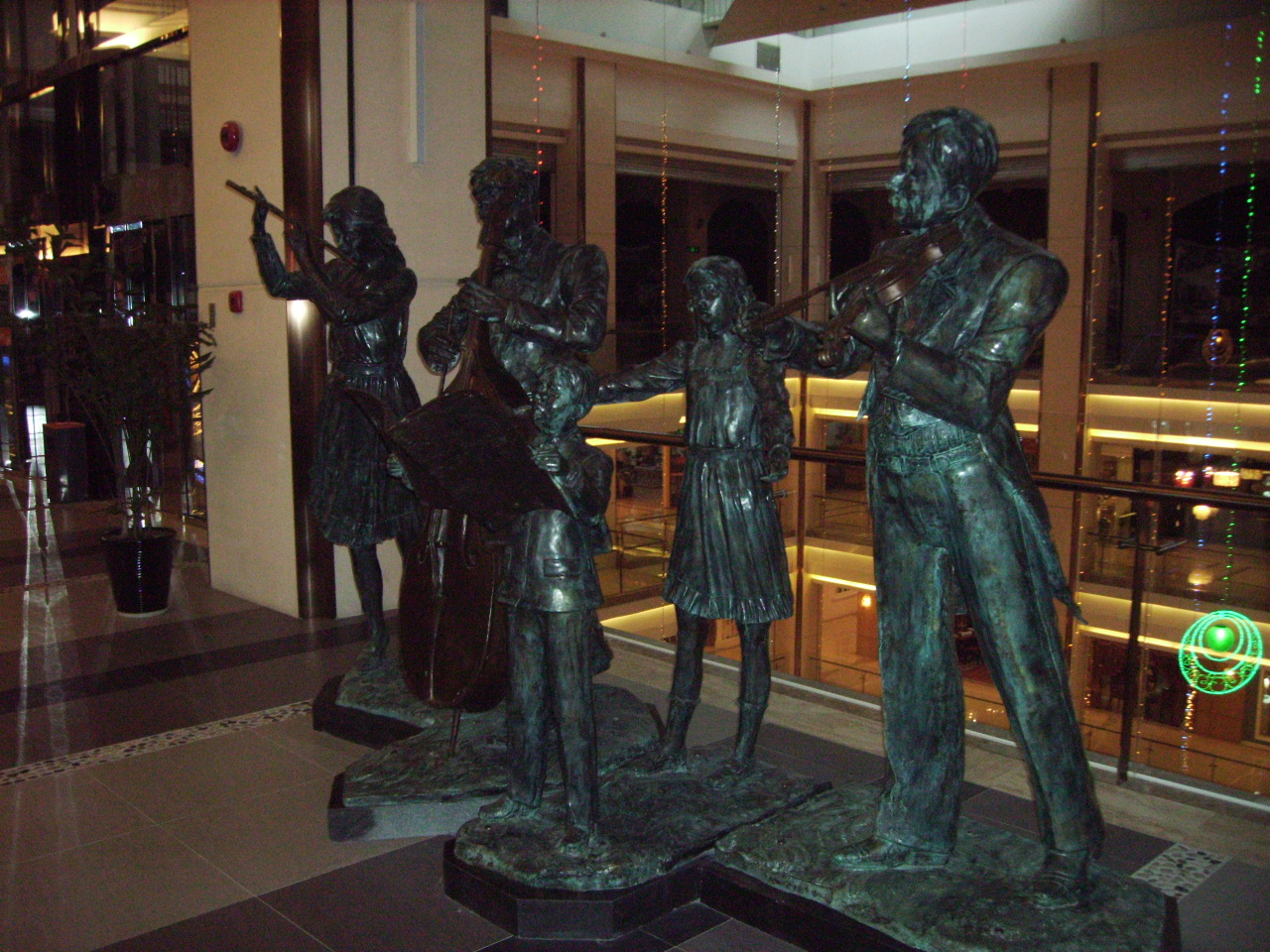 樂(lè )對組合鍛銅雕塑