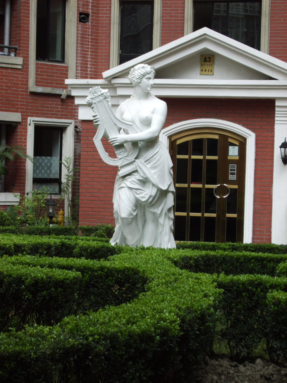 人物雕塑是采用什么銅制作的？