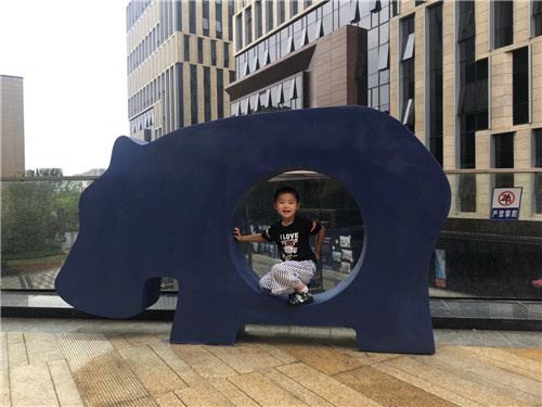 玻璃鋼卡通雕塑是如何上色的？