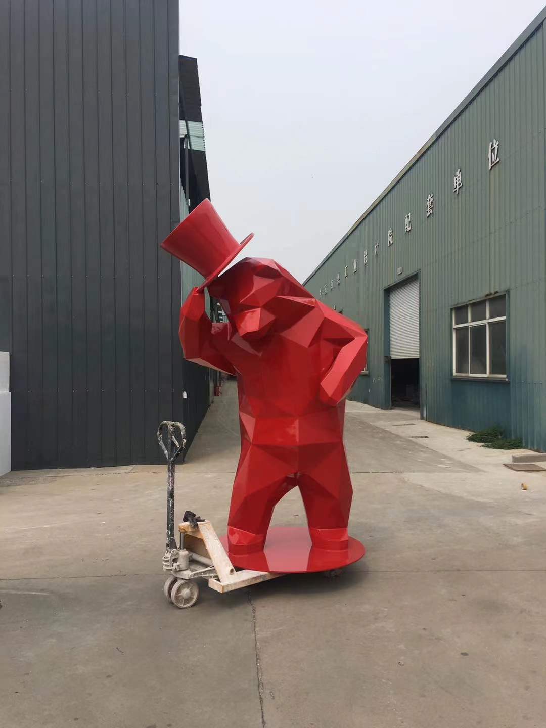 為什么不銹鋼雕塑能夠被大量的使用？