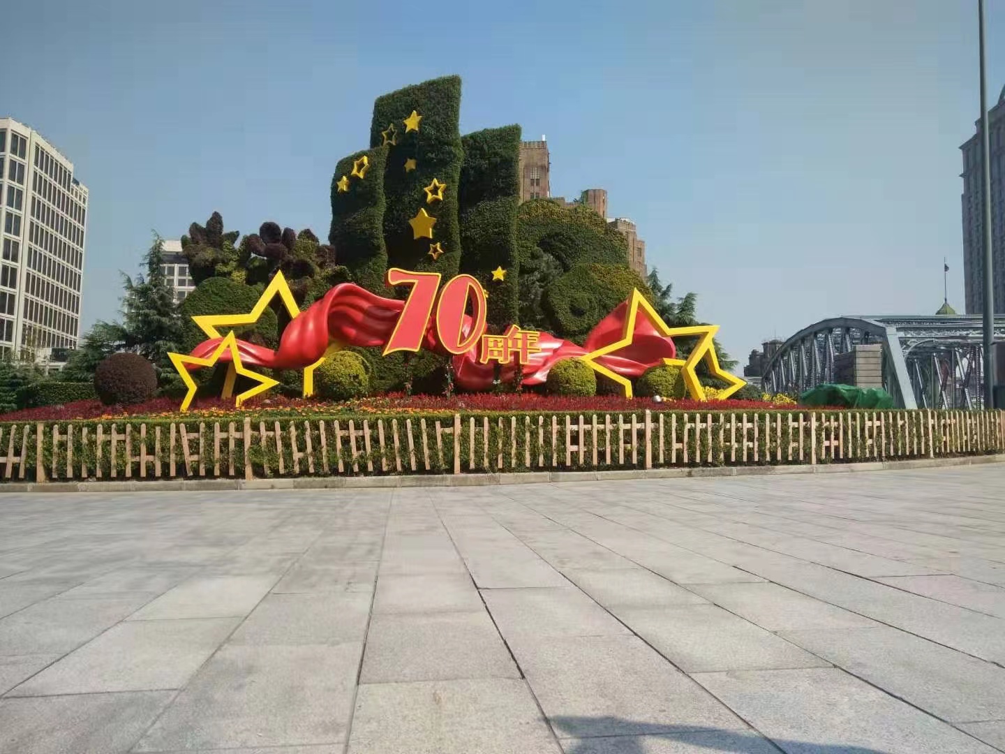 不銹鋼雕塑在設計上有哪些優(yōu)點(diǎn)？